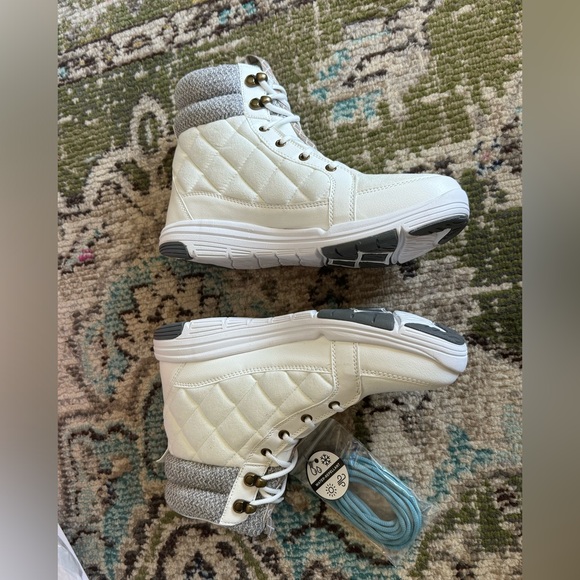 Ryka Aurora Quilted Snow
Boots - Picture 4 of 9